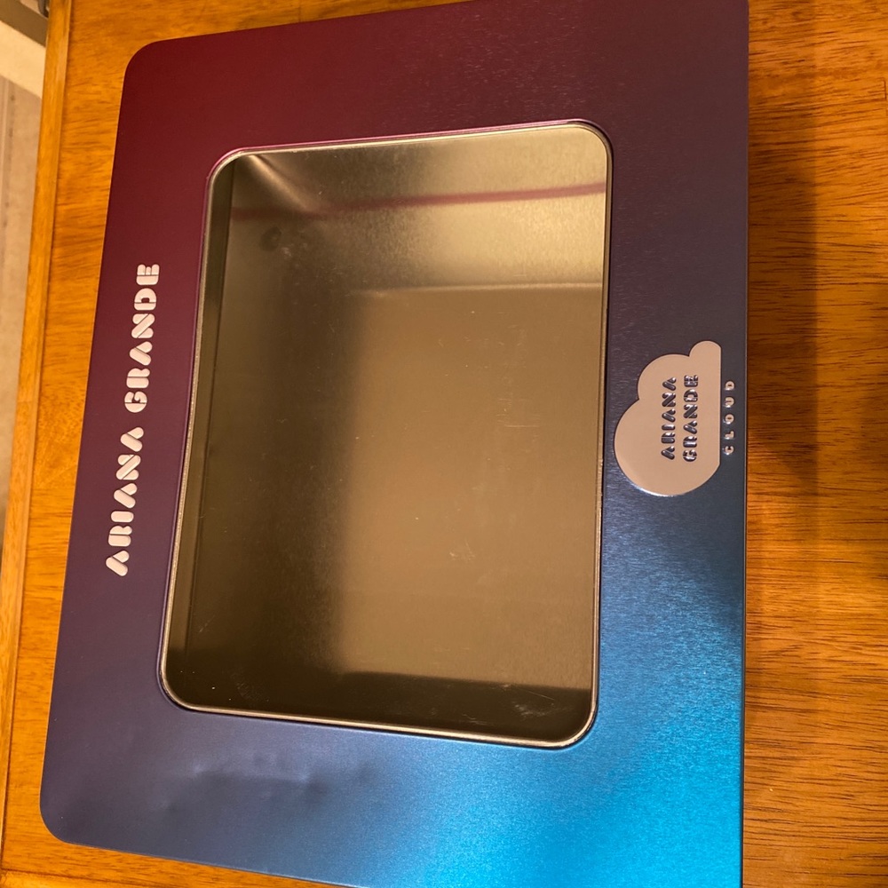 Ariana Grande CLOUD TIN METAL GIFT BOX